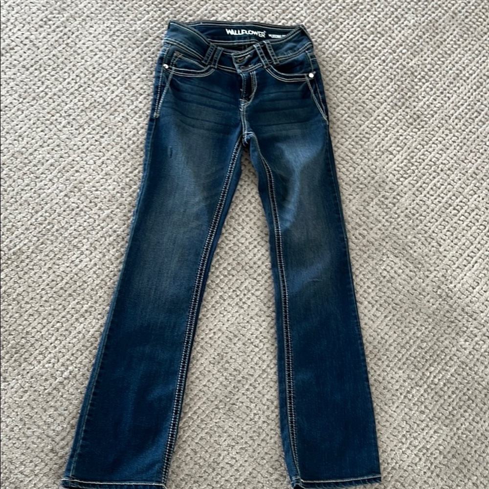 Wallflower curvy fit denim jeans
Embroidered back pockets